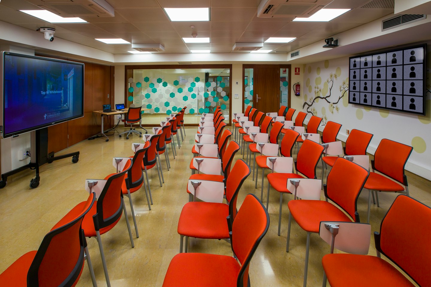 Moderna sala conferenze allestita per una riunione ibrida.
