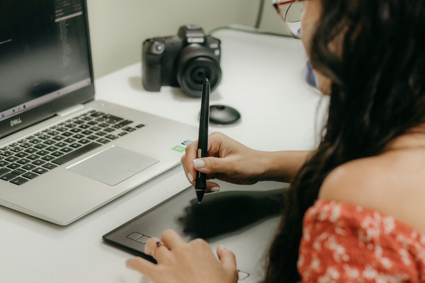 Un professionista usa uno stilo su una tavoletta grafica digitale.